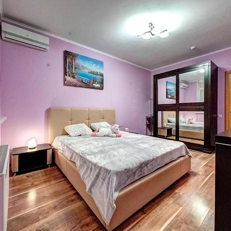 Modern Apartment Near Park Киев Екстериор снимка