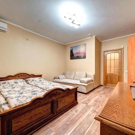 Modern Apartment Near Park Киев Екстериор снимка