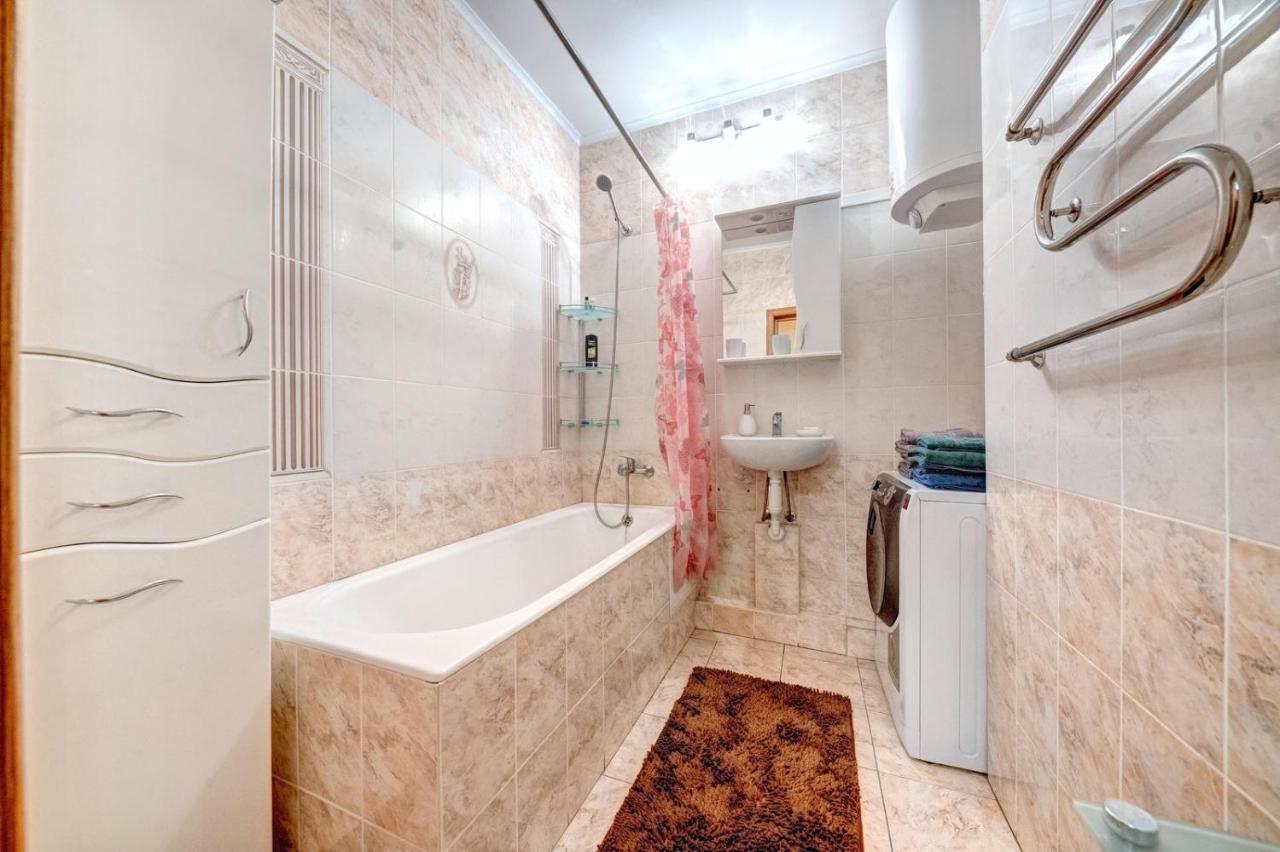 Modern Apartment Near Park Киев Екстериор снимка