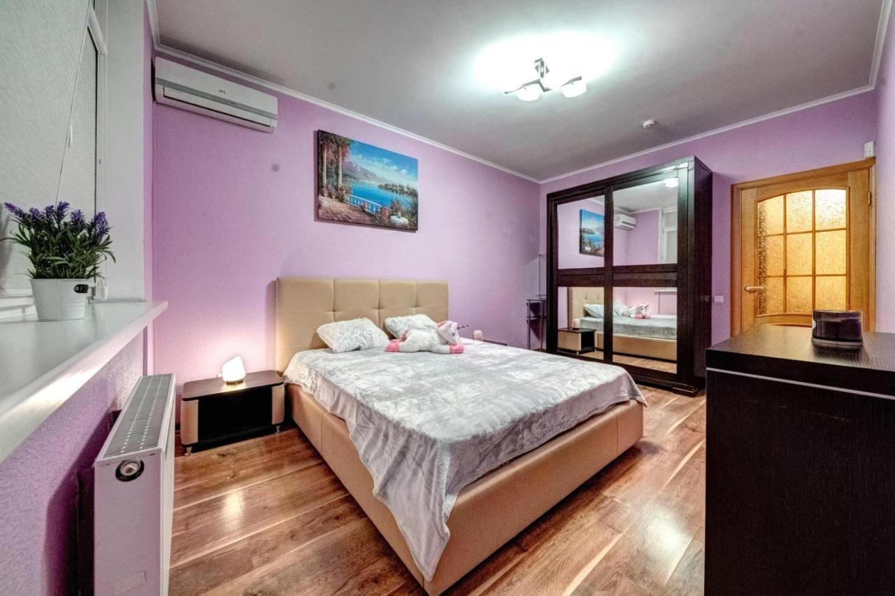 Modern Apartment Near Park Киев Екстериор снимка