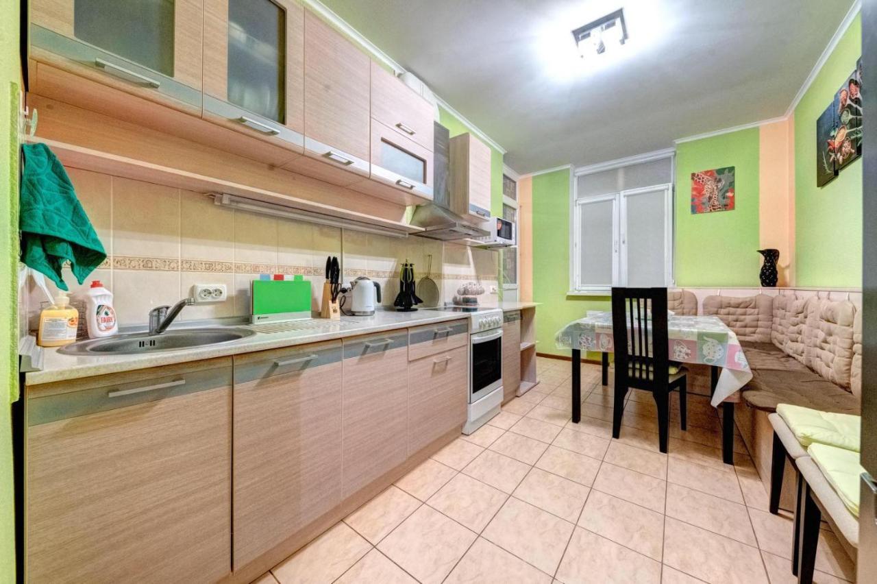 Modern Apartment Near Park Киев Екстериор снимка