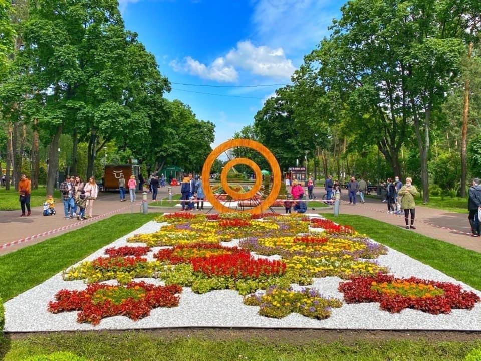 Modern Apartment Near Park Киев Екстериор снимка