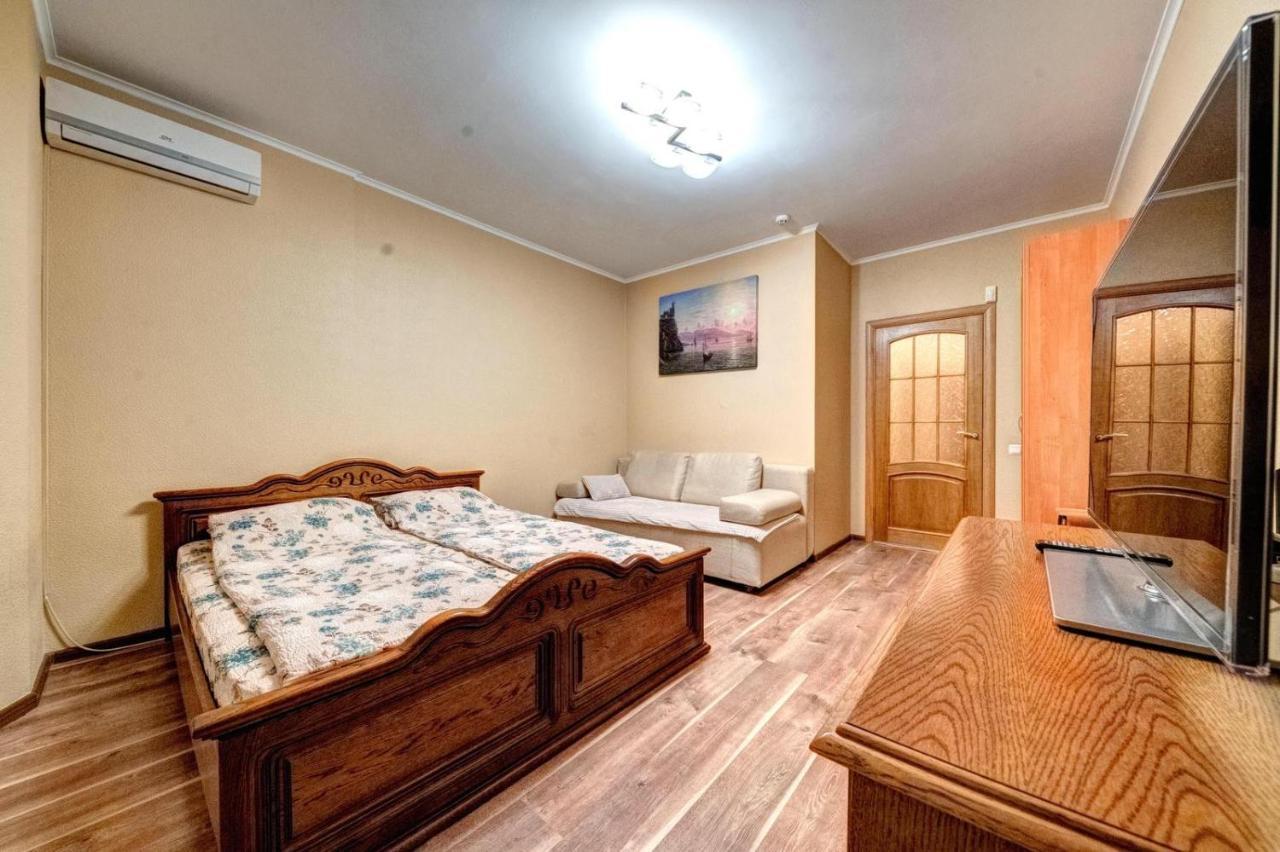 Modern Apartment Near Park Киев Екстериор снимка