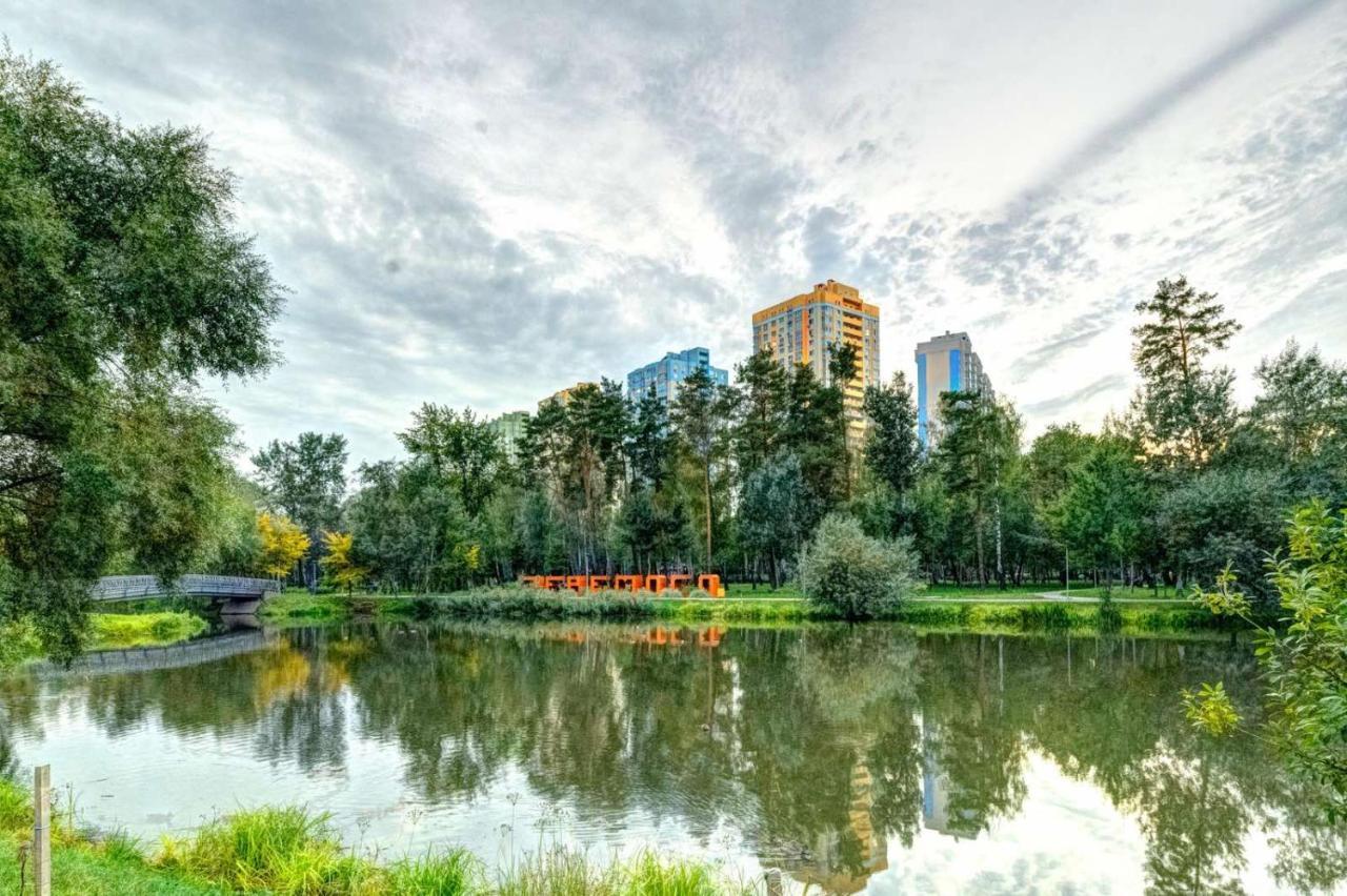 Modern Apartment Near Park Киев Екстериор снимка