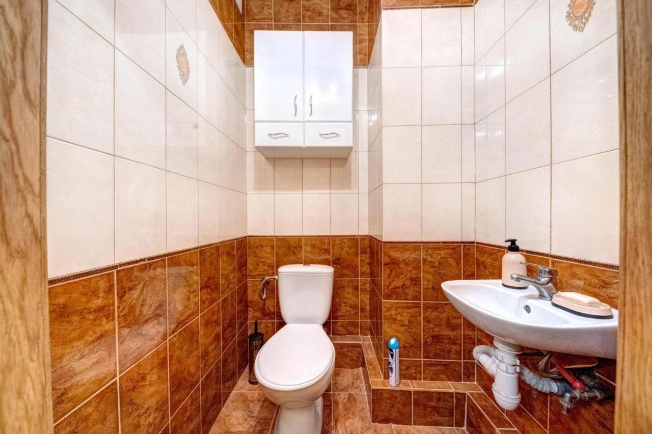 Modern Apartment Near Park Киев Екстериор снимка