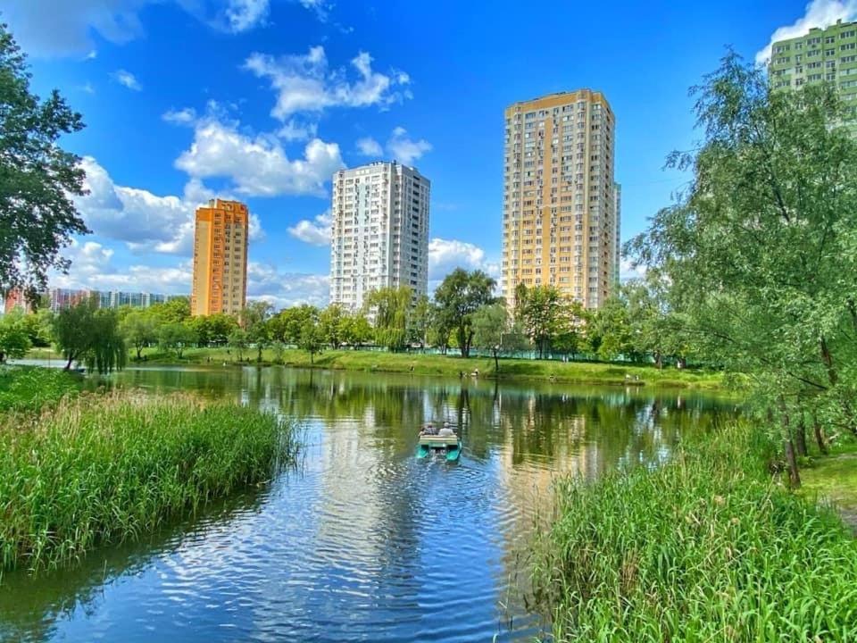 Modern Apartment Near Park Киев Екстериор снимка